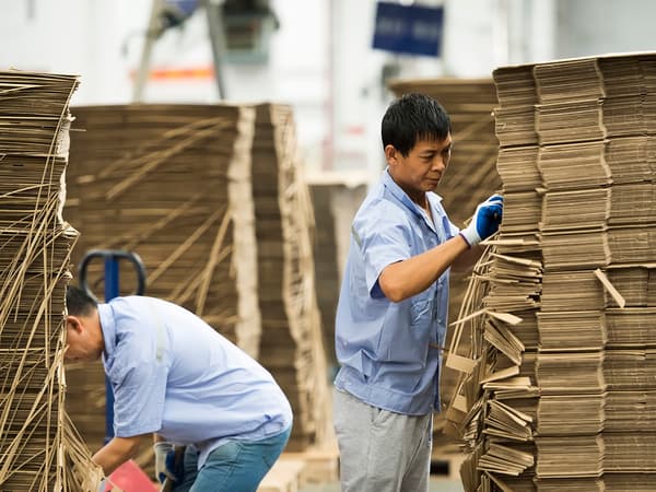 Dua orang lelaki menyusun kotak di pembekal IKEA.