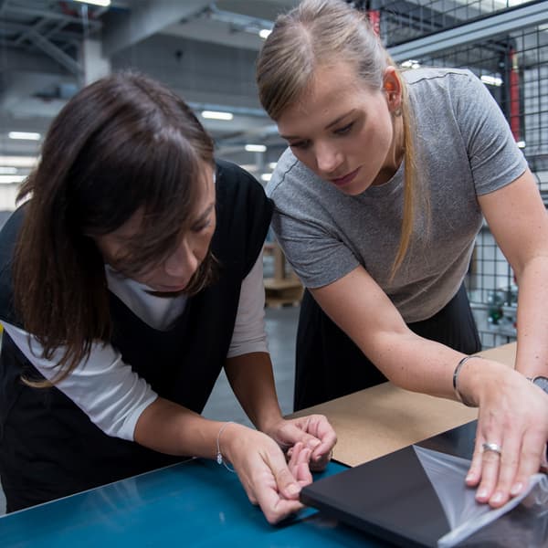 Dúas deseñadoras de IKEA examinando un produto.