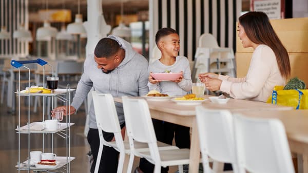Due adulti e un bambino mentre stanno per mangiare nel Ristorante svedese.