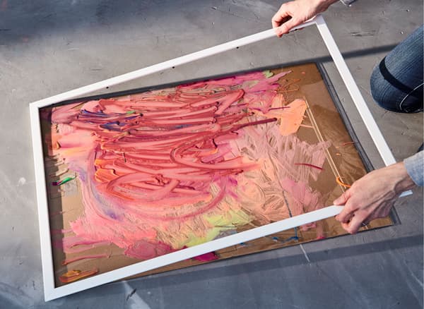 Due bambine si divertono con pittura e pennelli e giocano con i gessetti; sotto, i loro capolavori vengono incorniciati - IKEA.