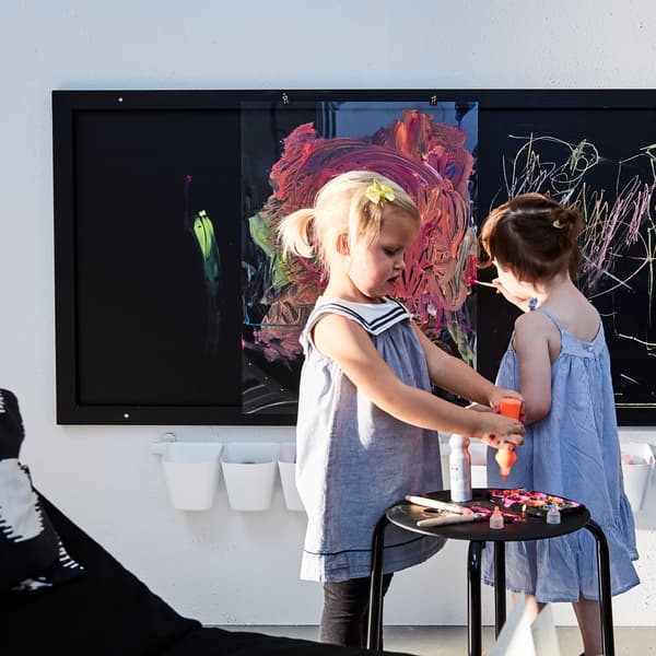 Due bambine si divertono con pittura e pennelli e giocano con i gessetti; sotto, i loro capolavori vengono incorniciati - IKEA.