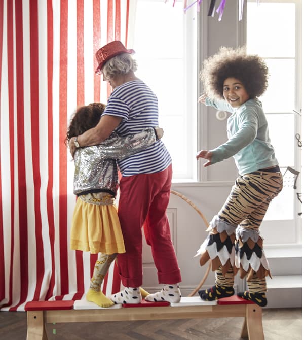 Due bambini e un adulto in equilibrio su una trave - IKEA