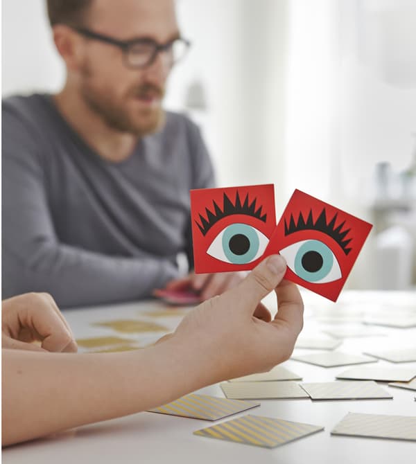 Due carte da gioco rosse raffiguranti due occhi - IKEA