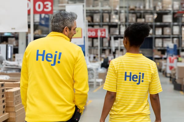 Due co-worker IKEA visti di spalle mentre stanno parlando.