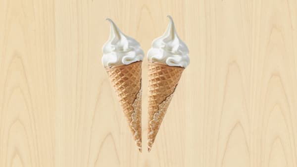 Due coni gelato su uno sfondo di legno 