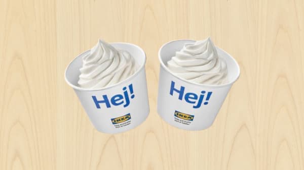 Due coppette gelato su uno sfondo di legno