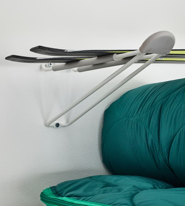 Due grossi ganci che sorreggono degli sci.