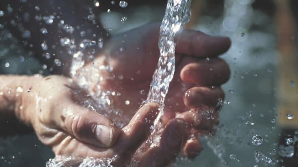 Due mani raccolgono dell'acqua