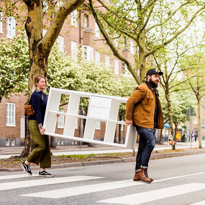 Due persone comprano di seconda mano un mobile IKEA