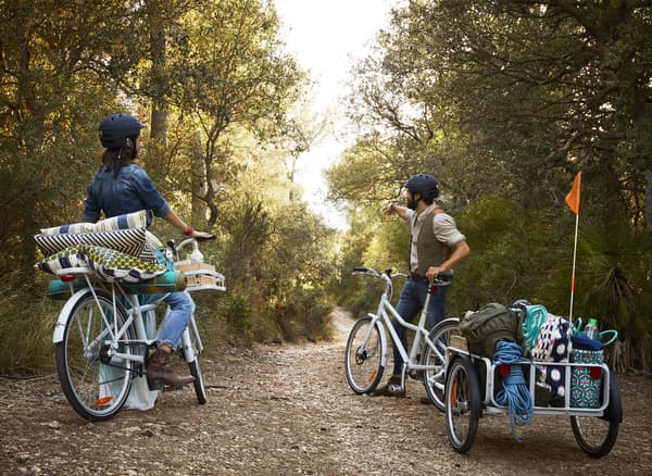 Due persone in bicicletta su un sentiero nel bosco - IKEA