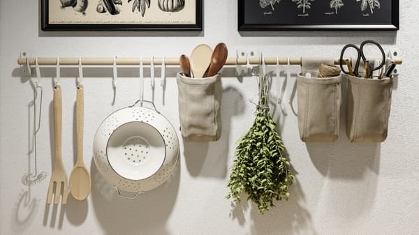Due poster incorniciati e binari NEREBY in betulla su una parete bianca con utensili da cucina appesi a ganci a S bianchi e in contenitori - IKEA