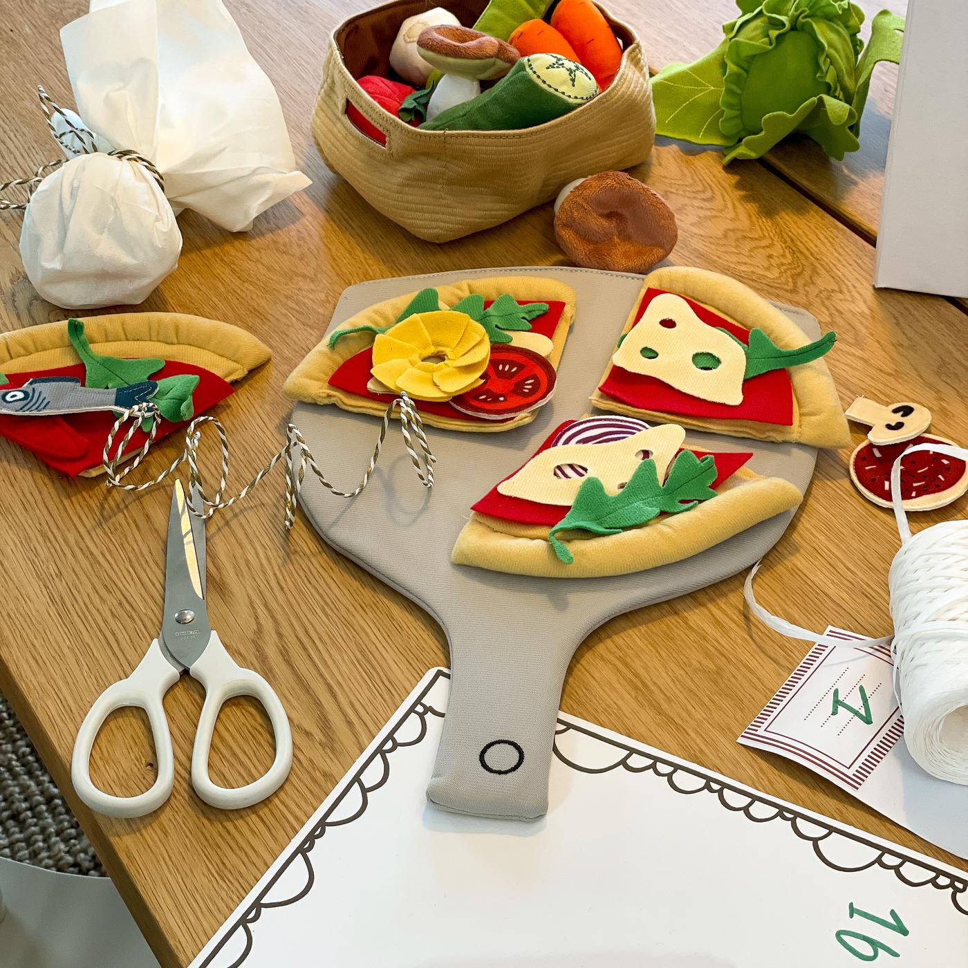 DUKTIG Spiel Pizza auf einem Tisch.