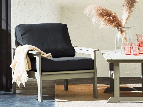 DUVHOLMEN-tyyny BONDHOLMEN-ulkotuolin päällä terassilla