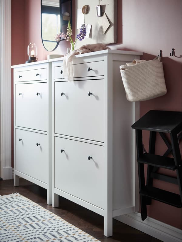 Dva bílé botníky HEMNES a černé skládací schůdky BEKVÄM.