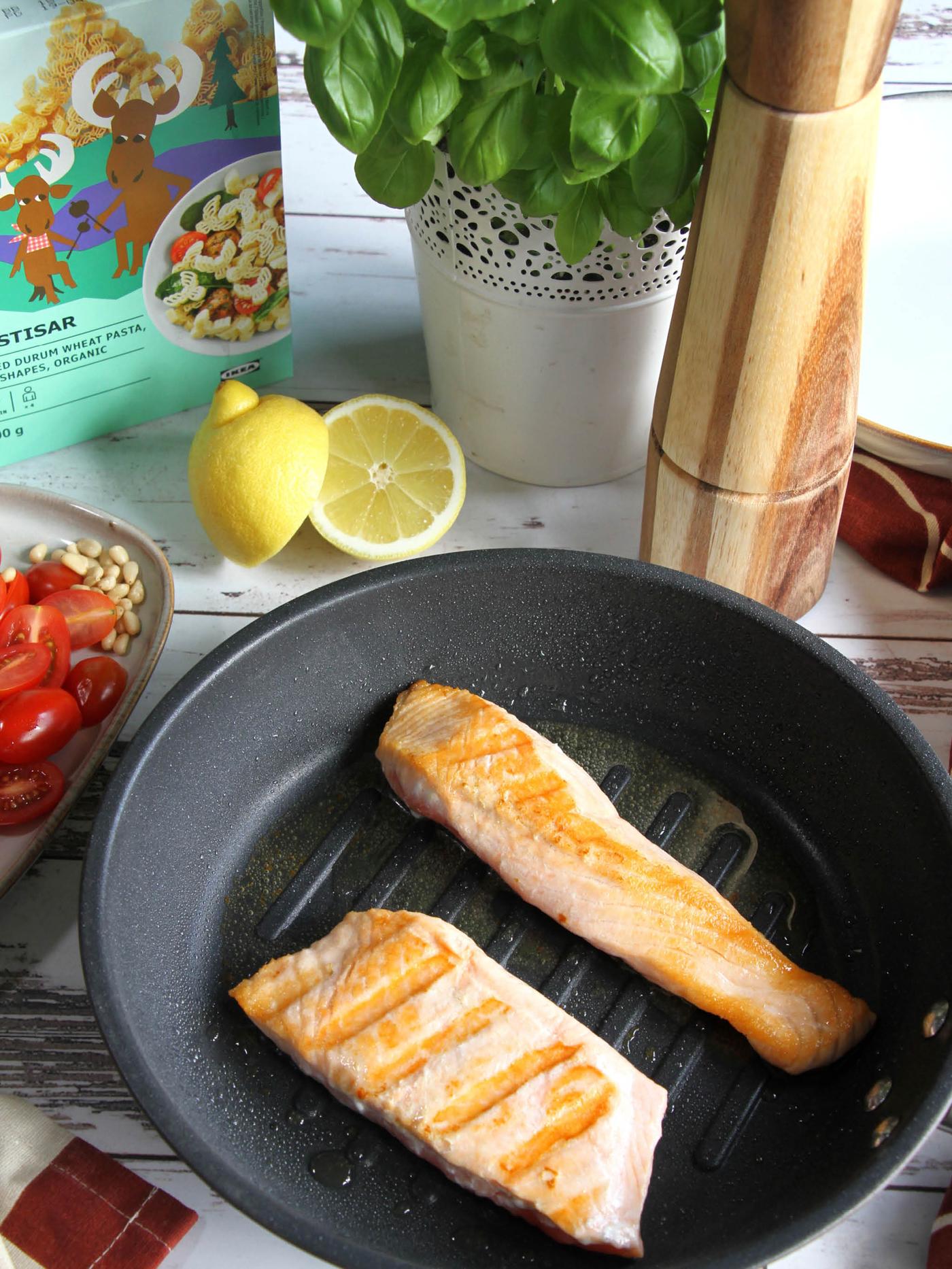 Dva filety lososa SJÖRAPPORT na panvici na grilovanie IKEA 365+.