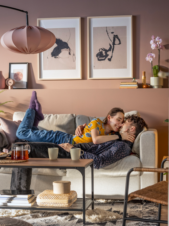 Dva lidé se objímají na pohovce.