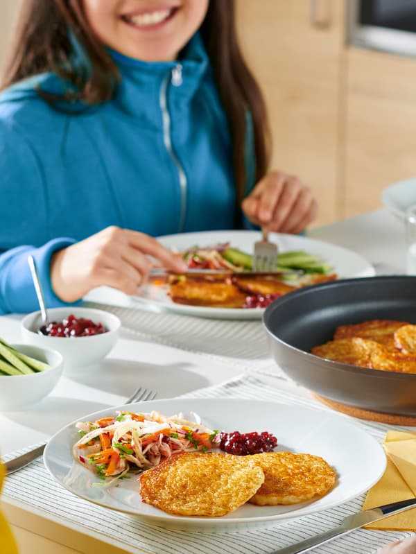 Dva taniere so zemiakovými plackami GÅNGLÅT a šalátom.