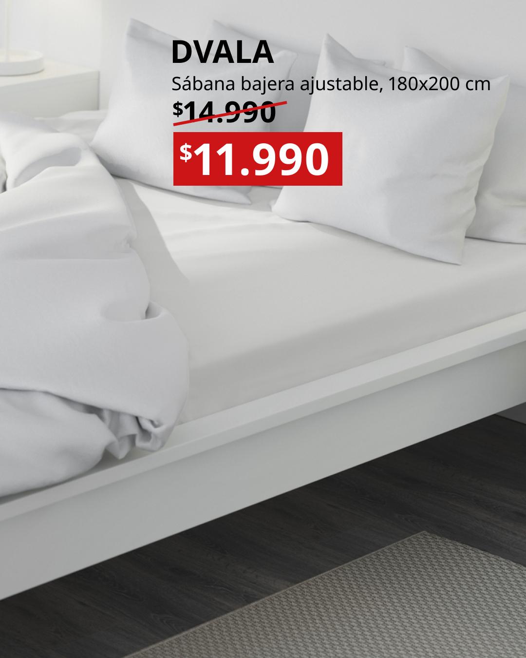 DVALA sábana bajera ajustable blanca 180x200 cm sobre cama blanca con almohadas blancas