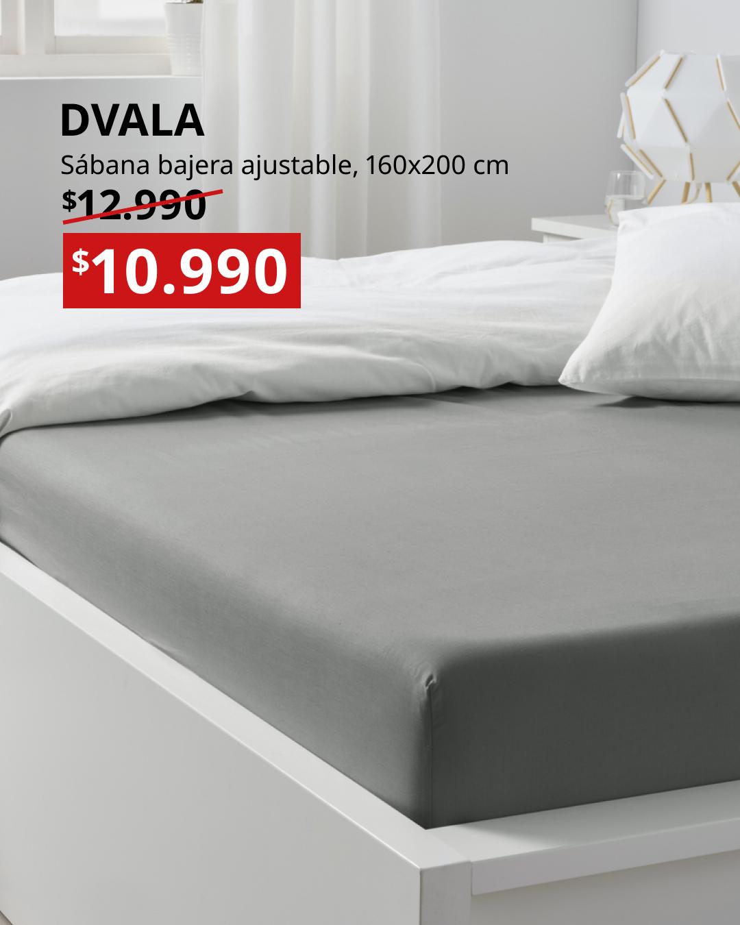 DVALA sábana bajera ajustable gris 160x200 cm instalada en cama blanca con textiles claros