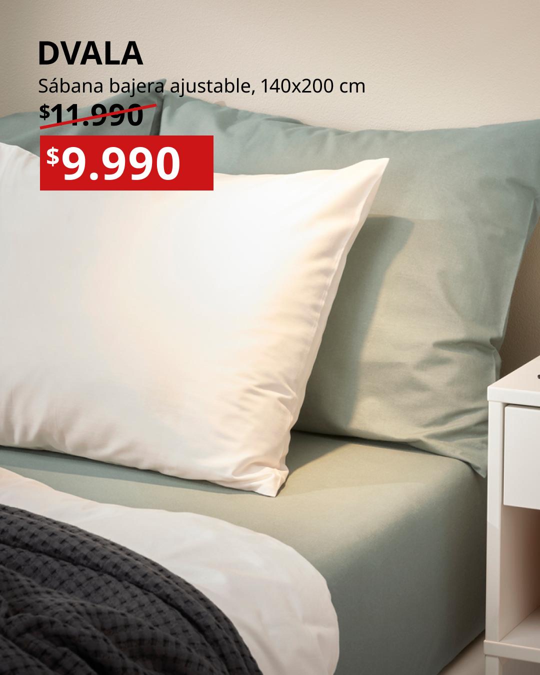 DVALA sábana bajera ajustable verde grisáceo 140x200 cm cubriendo colchón, con almohada blanca y ropa de cama neutra