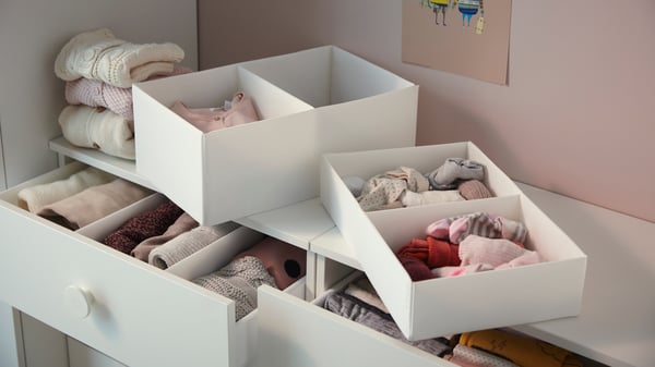 Dve dievčatá upratujú izbu.