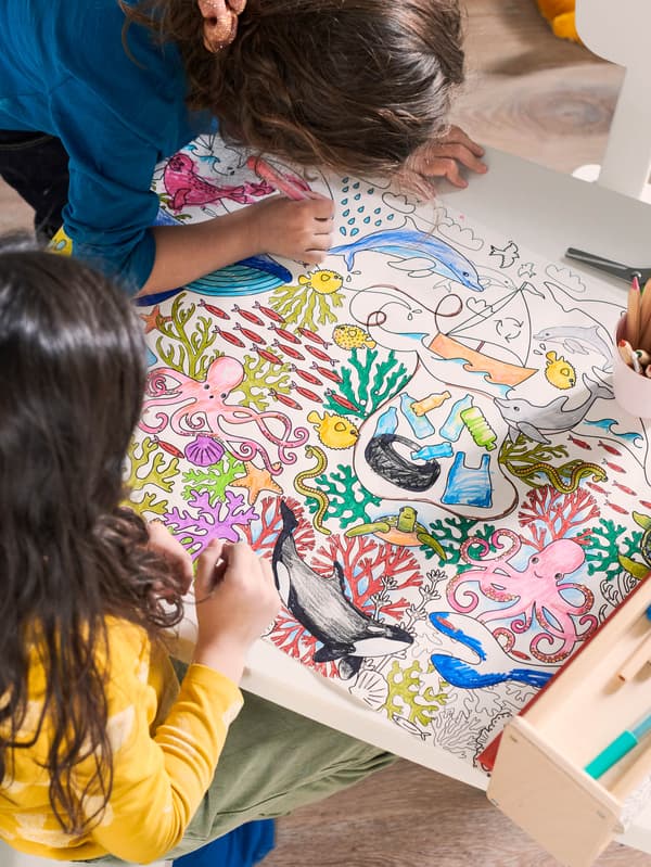 Dve dievčatká vyfarbujú maľovanky BLÅVINGAD.