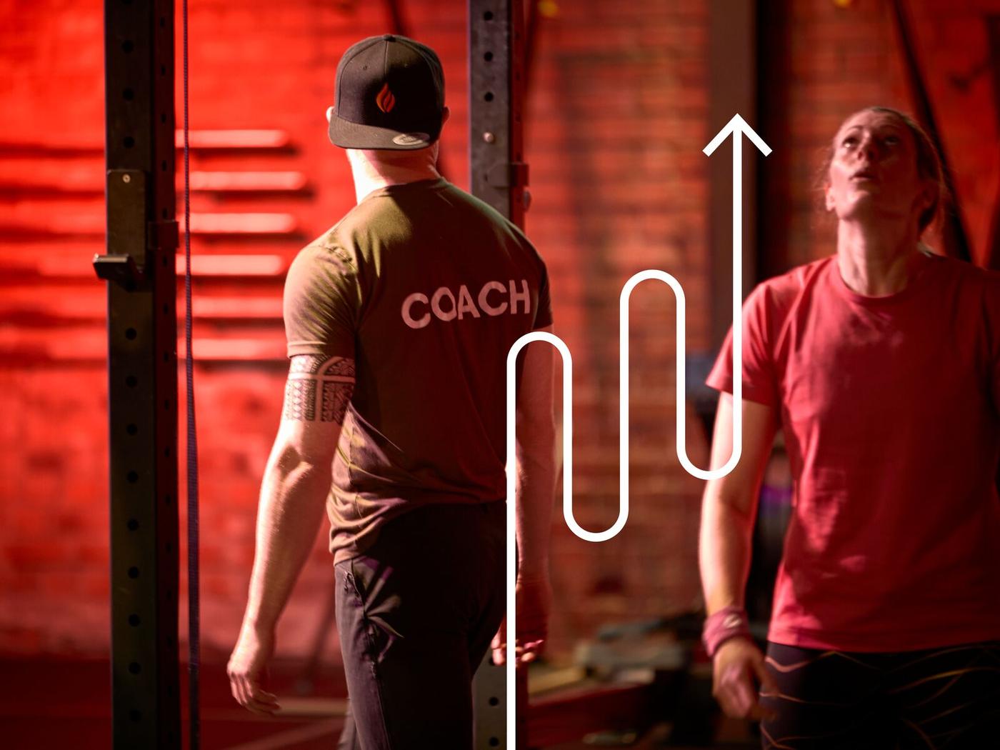 Dve osebi v telovadnici pri vadbi.