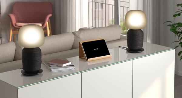Dve SYMFONISK stone lampe s WiFi zvučnicima, postavljene na ormar, čine jedan stereo par.