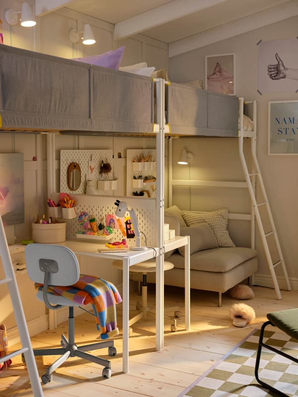 Dve vysoké postele so stolovými doskami VITVAL.