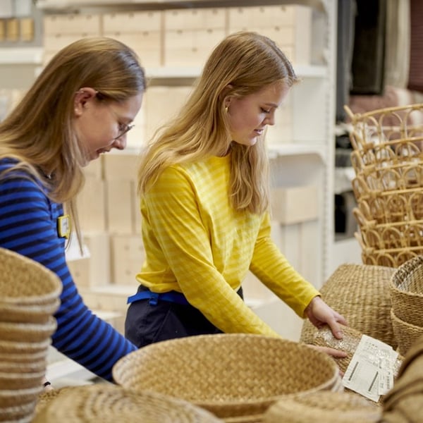 Две женщины в униформе IKEA