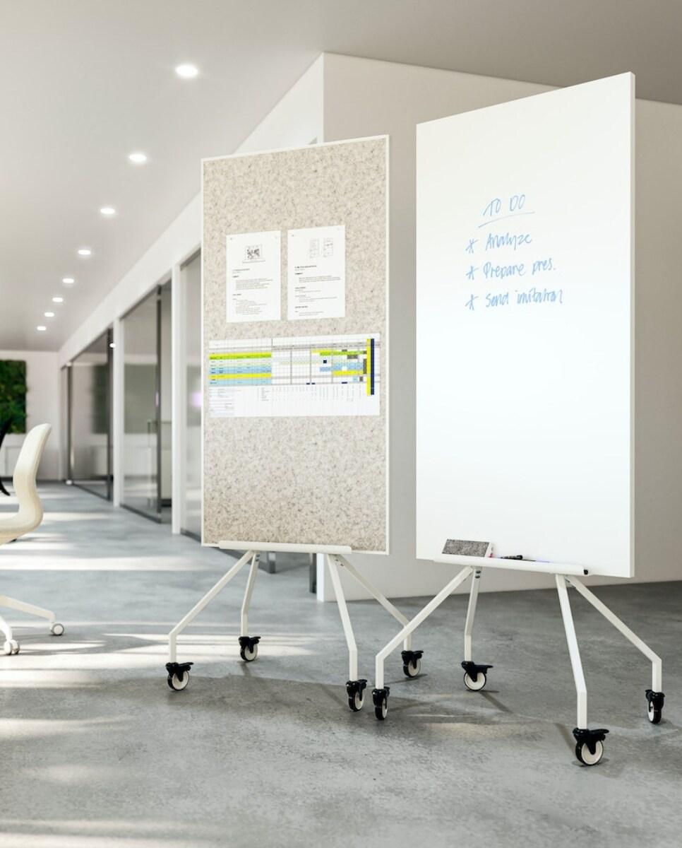 Dvije ploče na kotačićima, jedna s dokumentima i druga s popisom zadataka u modernom uredu.