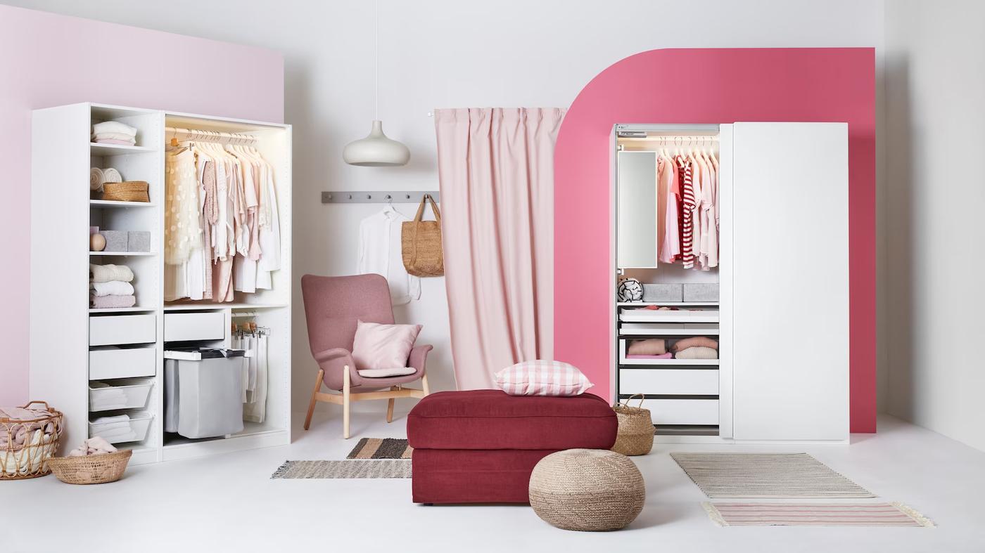 dwie białe szafy w różowym pokoju