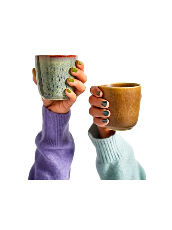 dwie dłonie z kubeczkami IKEA