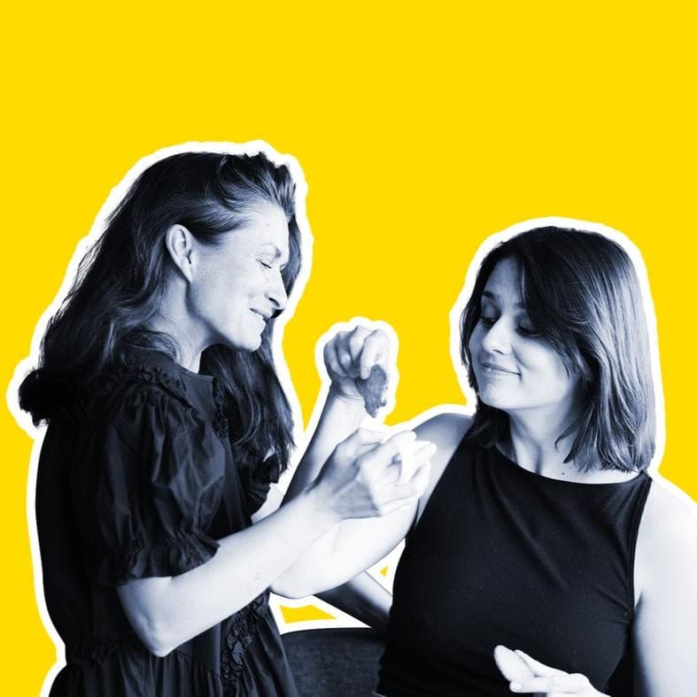 Dwie prowadzące Kasie Podcast Fika z IKEA na żółtym tle