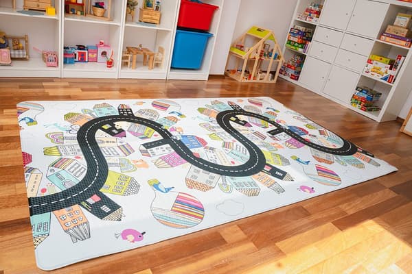 Dywan z ulicą i budynkami.