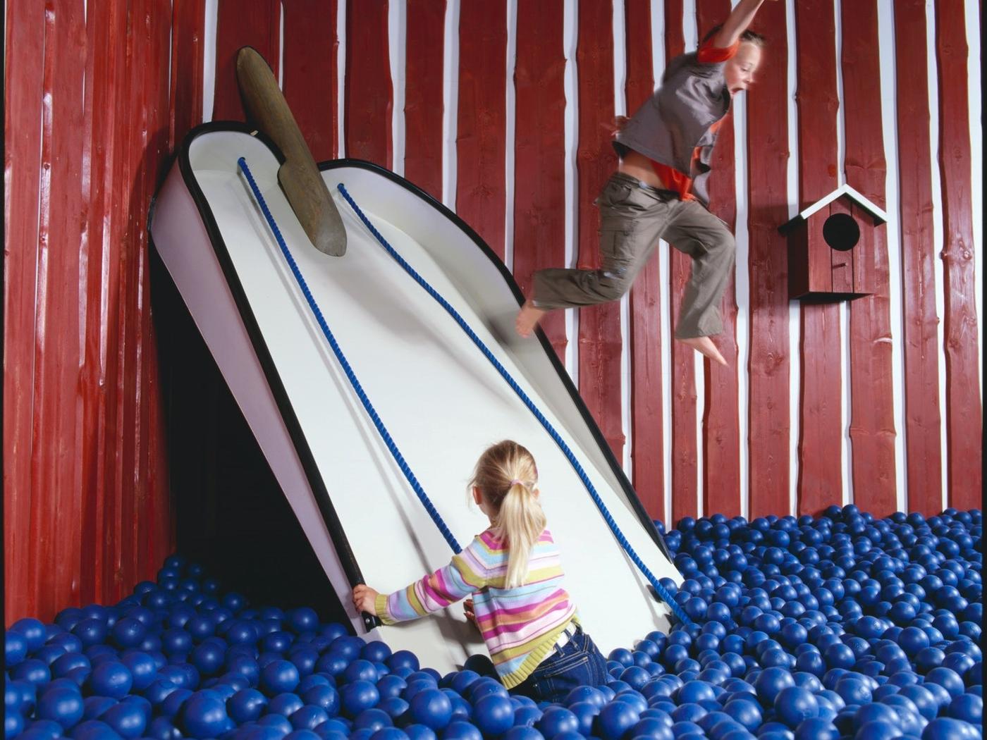 Dzieci bawiące się w Smaland