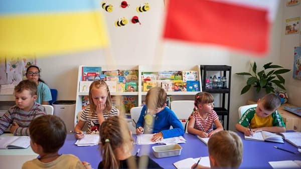 Dzieci przy biurkach