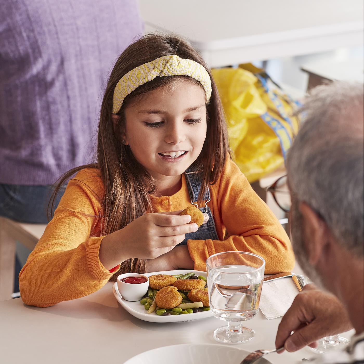 dziecko jedzące nuggetsy