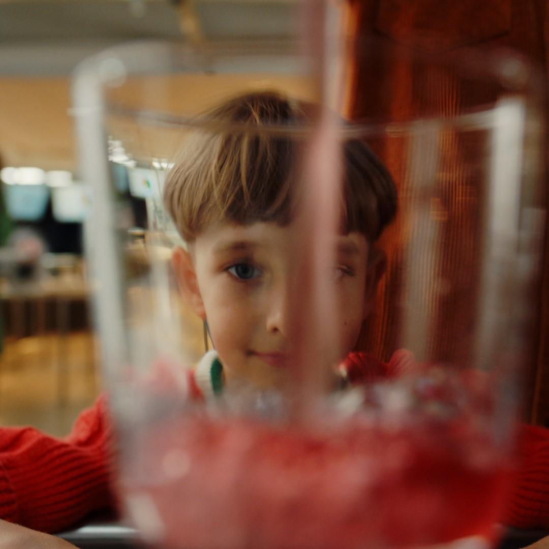 dziecko patrzące jak nalewa się napój w Restauracji IKEA