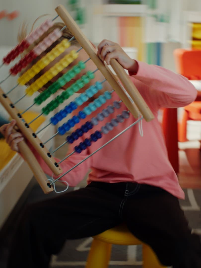 Dziecko z kolorowym liczydłem