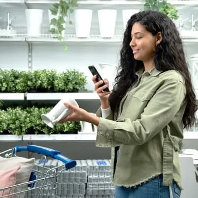 dziewczyna w sklepie IKEA skanująca telefonem produkt