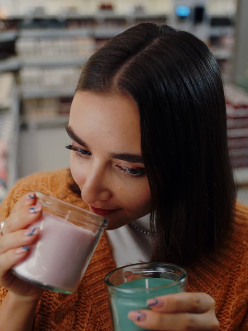 Dziewczyna wąchająca zapach świeczki