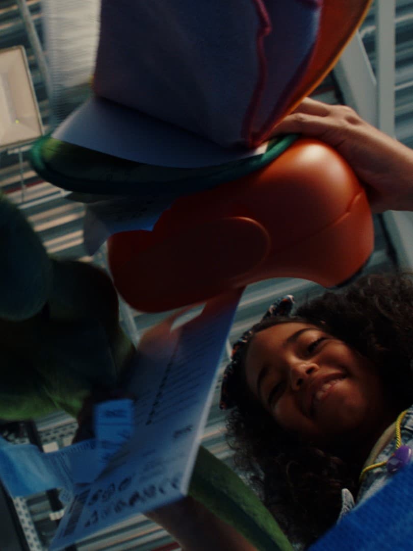 Dziewczynka wkładająca rzeczy do torby