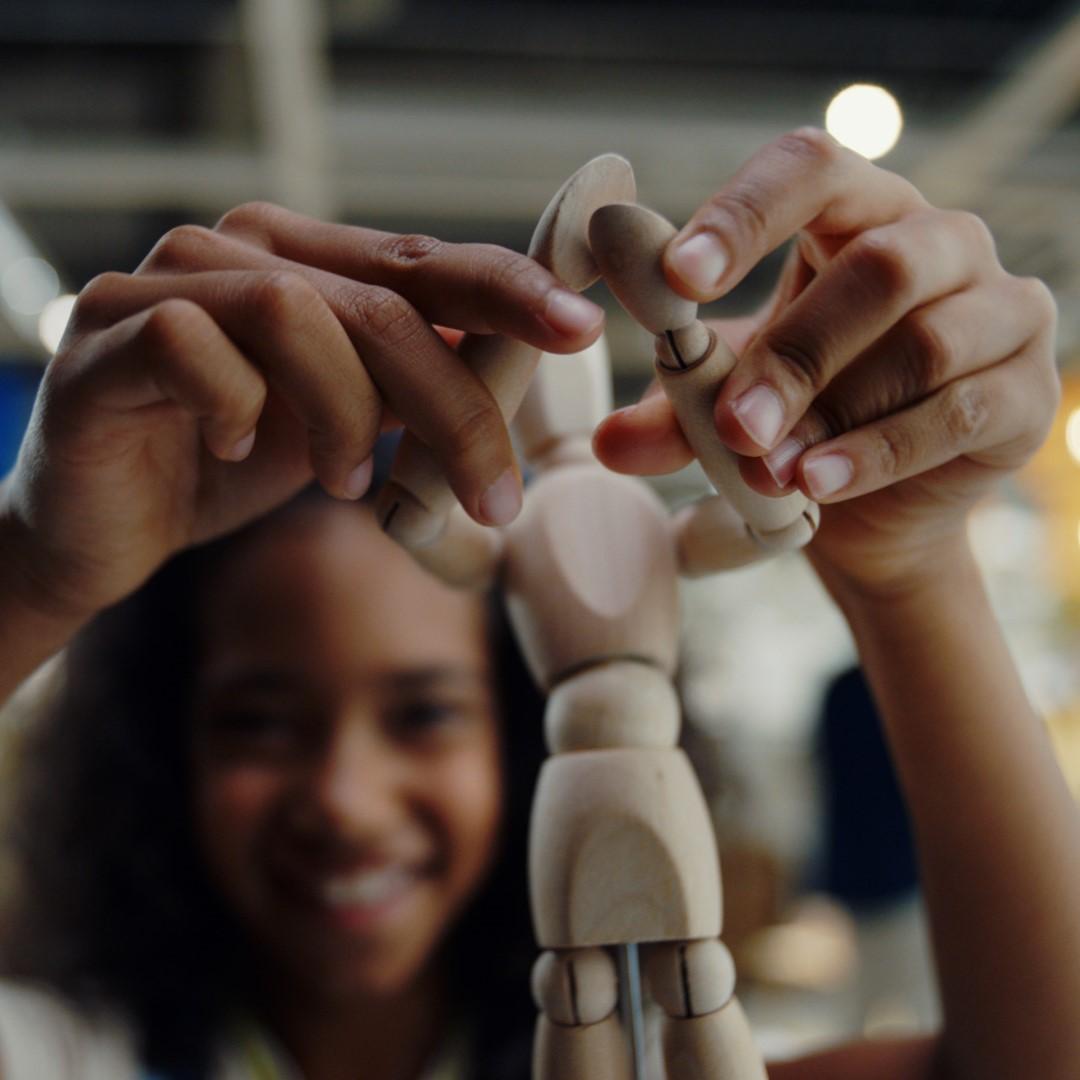 dziewczynka z drewnianym ludzikiem IKEA