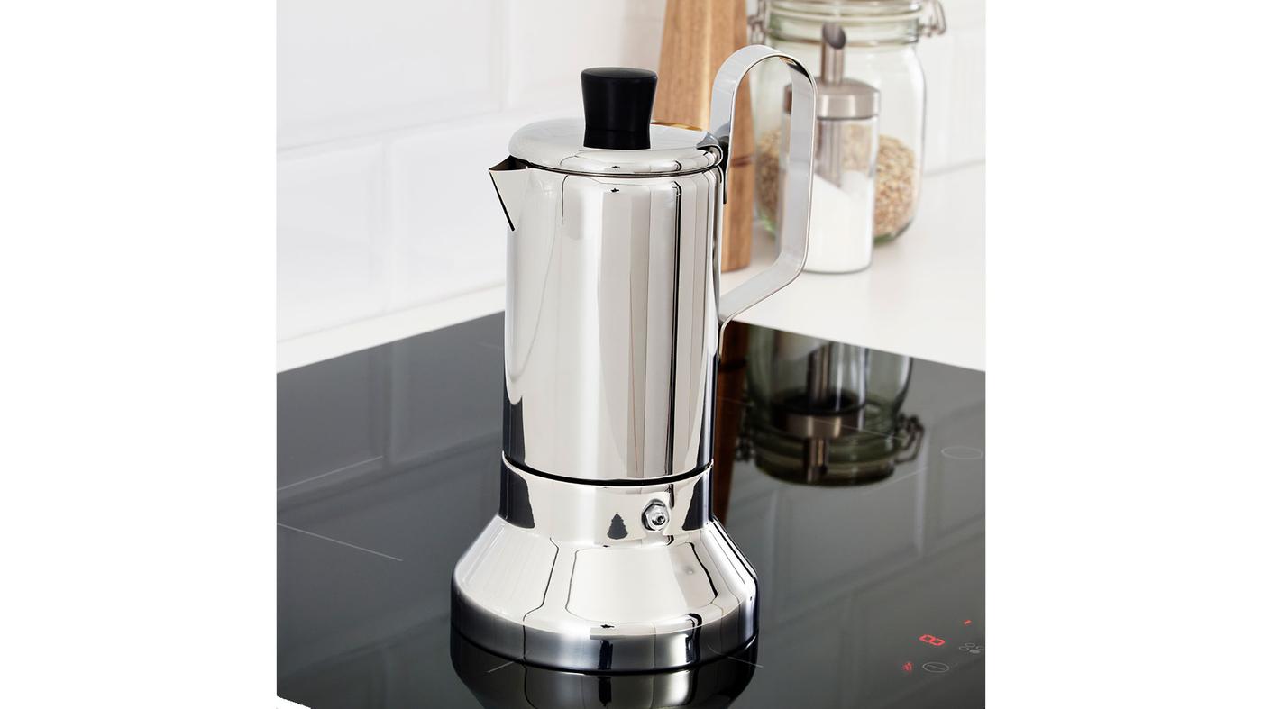 È in corso il ritiro da parte di IKEA del prodotto METALLISK caffettiera per piano cottura da 0,4 l con valvola di sicurezza in acciaio inossidabile, timbri a data tra 2040 e 2204, poiché il prodotto può spaccarsi durante l’utilizzo