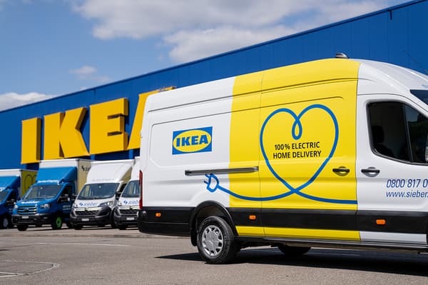 E-Transporter vor IKEA.