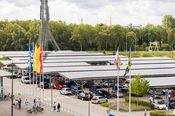 IKEA Hengelo opent parkeerplaats met zonnecarports IKEA