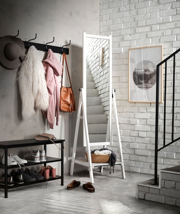 Éclairez un escalier sombre en plaçant un miroir au pied de celui-ci, comme le miroir sur pied IKEA ISFJORDEN teinté blanc. 