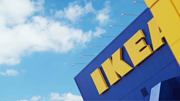 Edifício de uma loja IKEA de cor azul com um logótipo IKEA gigante em amarelo.