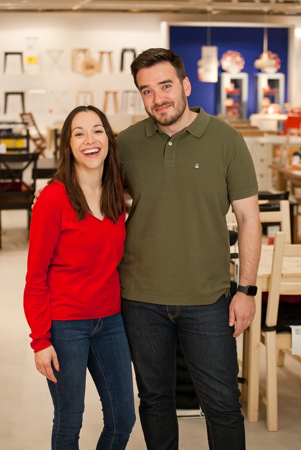 Edu e Natalia foron pais recentemente e ambos traballan en IKEA.